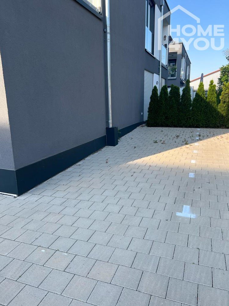 Seitlich geschützter Stellplatz Raiffeisenstraße 6 in Illerkirchberg, befestigt, auf Privatgrund Seitlich geschützter Stellplatz Raiffeisenstraße 6 in Illerkirchberg, befestigt, auf Privatgrund