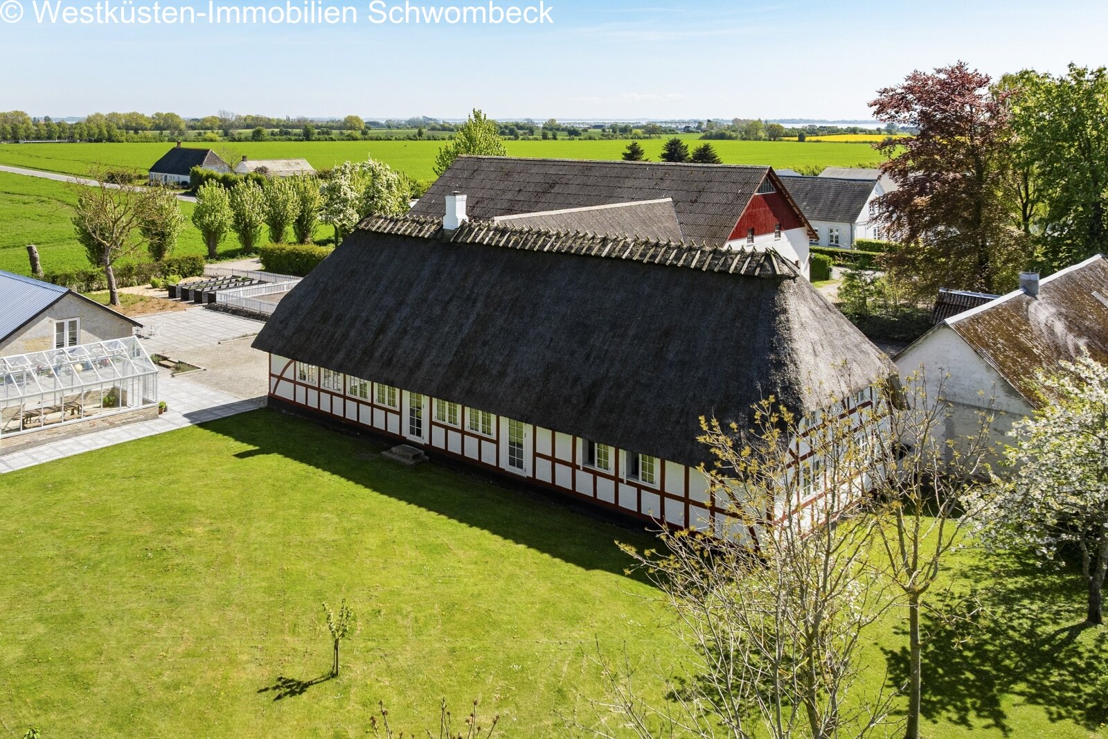 Wunderschönes Fachwerkhaus unter Reet sowie ein eigenes Gästehaus! Wunderschönes Fachwerkhaus unter Reet sowie ein eigenes Gästehaus!