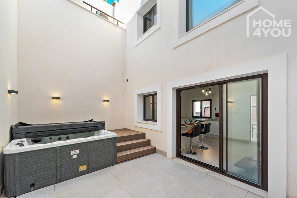Hochwertiges Neubau-Stadthaus in Felanitx, zentral, 98 m², 3 SZ, 2 Bäder, Terrasse, Whirlpool, Klima Hochwertiges Neubau-Stadthaus in Felanitx, zentral, 98 m², 3 SZ, 2 Bäder, Terrasse, Whirlpool, Klima